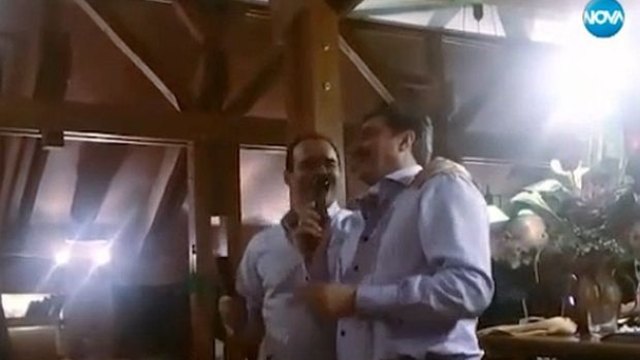 Скандално ли е видеото,на което Василев и Искров пеят прегърнати?