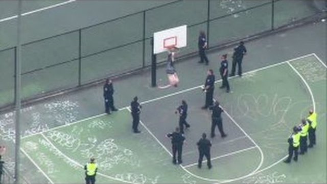 Полицията в Сиатъл спаси мъж, заклещил се в баскетболен кош