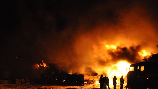 Страховит пожар в дърводелски цех село Баня до Разлог