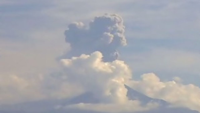 Изригна Вулкан в Мексико - изхвърли пепел на 2 км височина