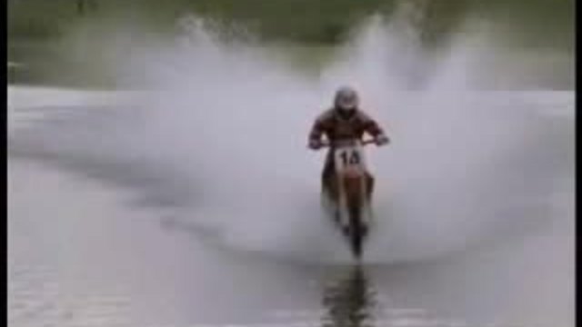 Мотори сърфират по вода в ЩУРО състезание!!! ВИЖТЕ ВИДЕО