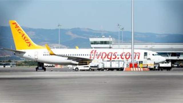Пътнически самолет кацна аварийно на Летище София - Няма пострадали