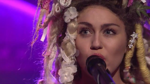 2015 / Miley Cyrus - Karen Don’t Be Sad (Live from SNL)