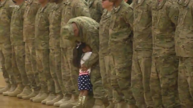 Дете вижда баща си след 9 месеца и прекъсна военна церемония, за да го прегърне