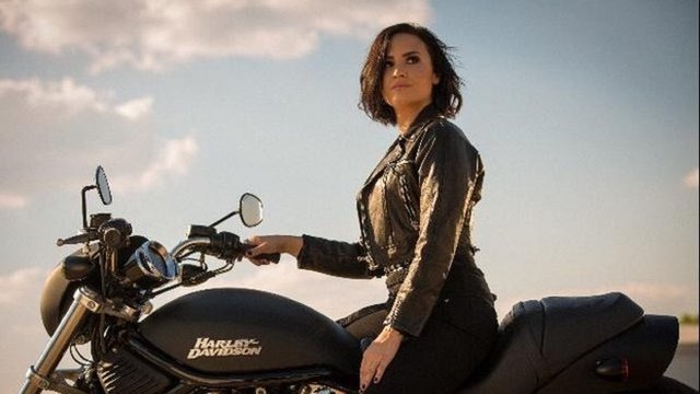 Demi Lovato - Confident/Full HD 1920/1080(2015)
