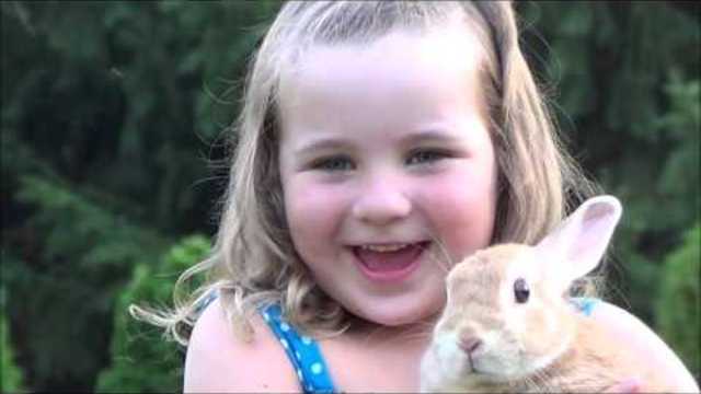 Петгодишната Вера и нейната авторска песен за любимото й зайче