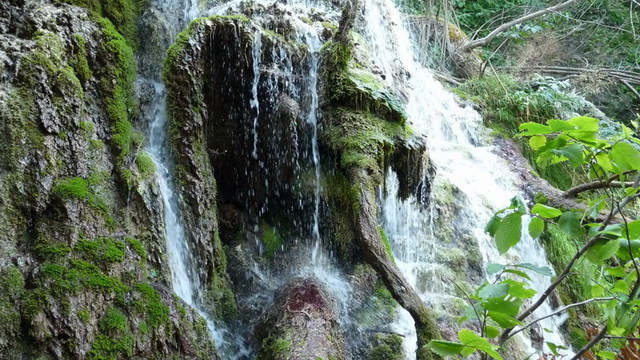 Затрупани туристи край Крушунските водопади