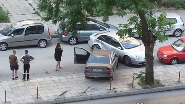 Кола се качи на тротоар в София и рани пешеходци