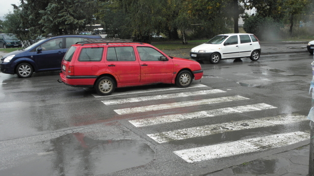 Ужас! Кола блъснала дете на пешеходна пътека във Велико Търново