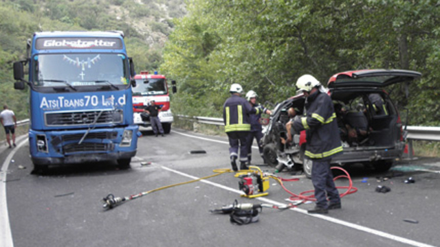 Тежка катастрофа - Шофьор предприе опасно изпреварване на ляв завой и се заби в камион