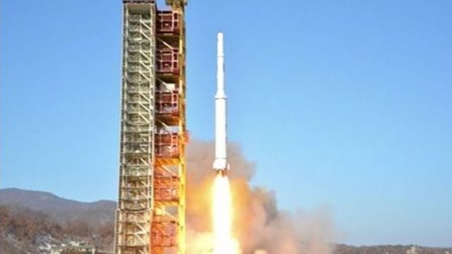 Северна Корея изстреля ракета с далечен обсег (видео)