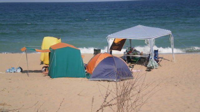 Ще опъваме ли палатки на плажа - Защитници на Закона за къмпингите се събраха пред президентството