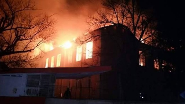 В подкрепа опожареното училище в Карнобат да отвори врати