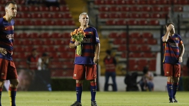Стоичков постави букет лалета на голлинията, а играчите на Барселона излязоха с фланелки "Благодарим ти, Йохан"!