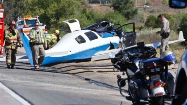 Самолетни катастрофи - Самолет се разби на магистрала в Калифорния