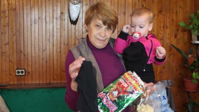 Баба откри траурно шалче вместо играчка в пакета с царевични пръчици