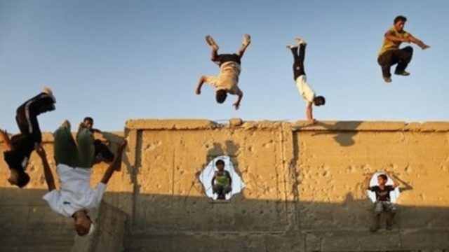 Опасните игри Фрийрън - Деца се катерят и висят от покриви на високи сгради