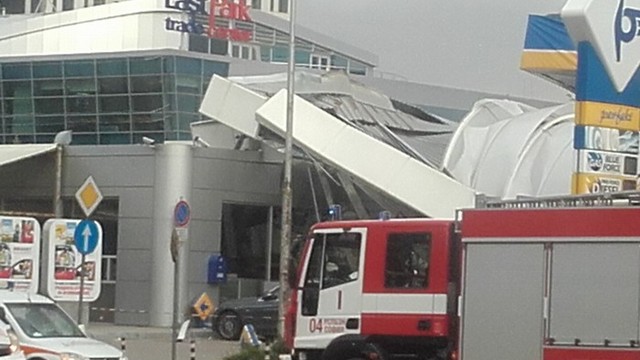 Кран се събори в София от силен вятър - Двама остават в болница след инцидента
