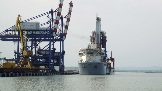 България търси нефт кръй Бургас - Плаваща сонда започва проверки за нефт и природен газ