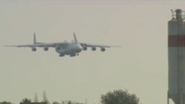 Най-големият самолет в света кацна в Прага (Видео)