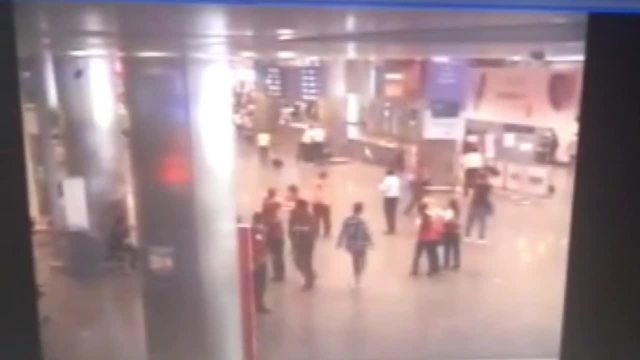 Експлозии и стрелба на летището в Истанбул