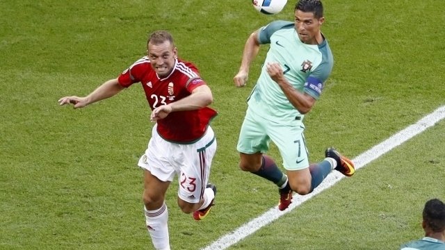 Велик! Вижте как Роналдо отскочи над земята при гола си срещу Уелс
