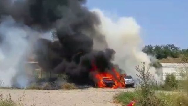 Огнен ад! Две коли изгоряха на плажа в Сарафово  (ВИДЕО)