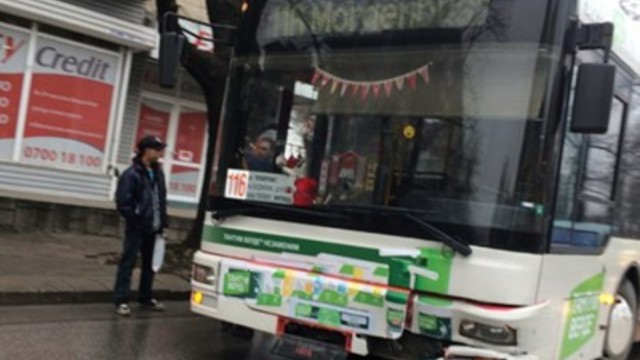 Изнервен шофьор натроши с бухалка градски автобус в Пловдив