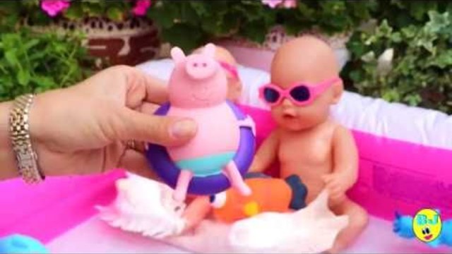 Twins Babydoll плуват в големия басейн с детски играчки #PepaPig бебе Joy