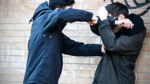 Отново агресия в училище! Четирима младежи пребиха ученик пред гимназия в Пазарджик