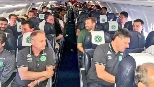Самолет с 81 души на борда, сред които бразилски футболен отбор, се е разбил по време на полета си към град Меделин в Колумбия,