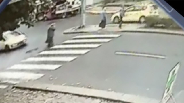 Блъснаха жена на пешеходна пътека в Пловдив