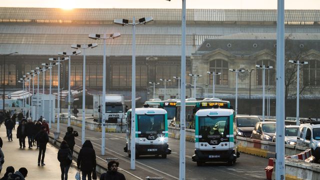 В Париж тръгнаха микробуси на ток без шофьори за първи път