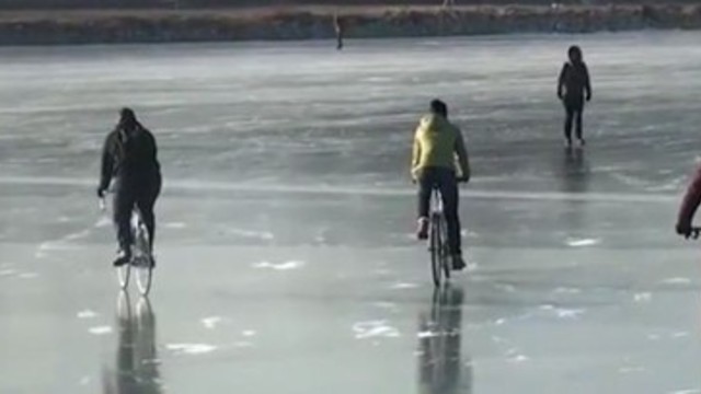 Европа е в плен на студа!!! Дунав замръзна напълно във Виена - С кънки и хокей върху замръзналия Дунав