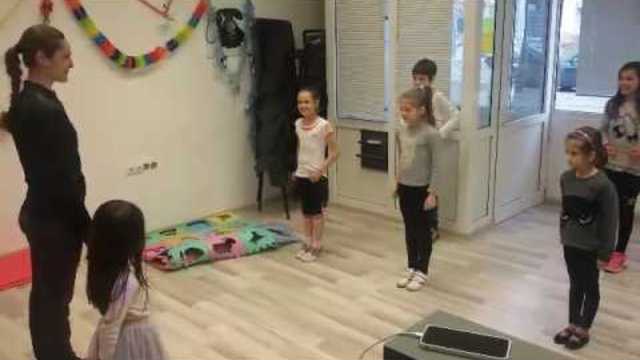 Първи урок по танци за деца с учител професионален танцьор