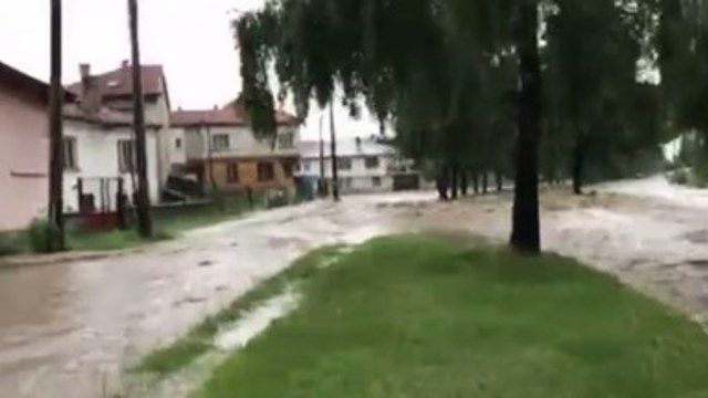 Бедствено положение в Самоков, река Боклуджака преля (Видео)