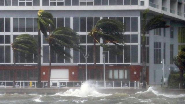 Ураганът Ирма достигна бреговете на САЩ и взе жертви