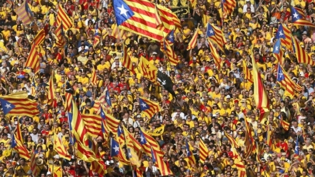 Хиляди по улиците на Барселона в подкрепа на референдума-скандират „Ще гласуваме“ и „Да живее Каталония“