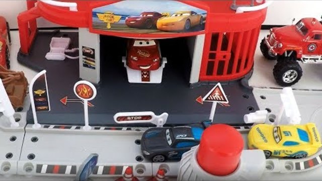 Cars 3 Piston Cup Tournament - Shooting Bus Garage Disney Cars 3 Toy Fun With Toys
