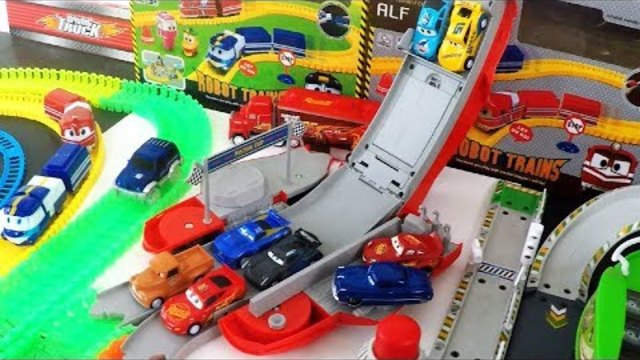 Disney Cars 3 Toys Transforming Lightning McQueen The Car Can Be Converted Into Racing Track