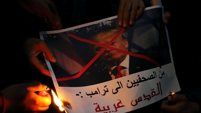 Палестински протестиращи горят плакати на Доналд Тръмп