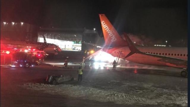 Два пътнически самолета се сблъскаха на летище в Торонто