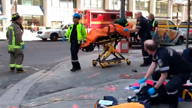 Мъж уби много хора на пешеходна пътека . видео от инцидента с ван в Торонто