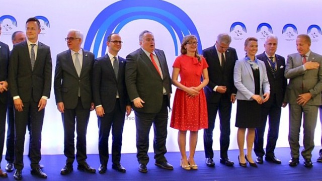 Захариева - До 2025 г. ЕС може да се разшири към Западните Балкани