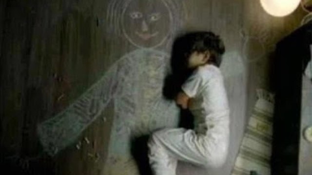 Eдно дете си нарисува майка