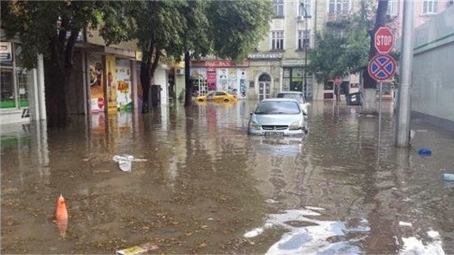 Варна под вода след голям порой днес 4-ти юни 2018 -  Порой превърна улиците на Варна в реки