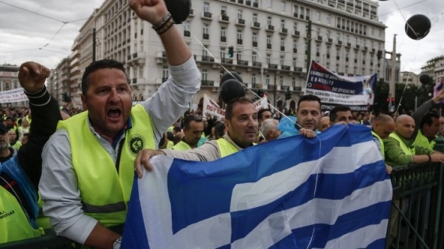 Полицията в Атина атакува със сълзтворен газ протести!!! Протест и вот на недоверие срещу Ципрас