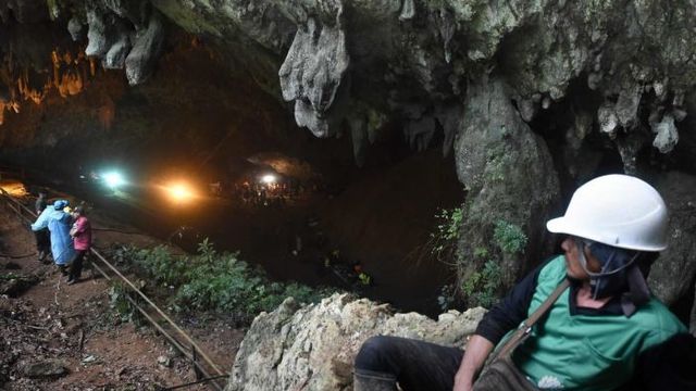 Най-после спасени! Вижте как спасяват децата и ги изваждат от пещерата в Тайлънд /Thailand