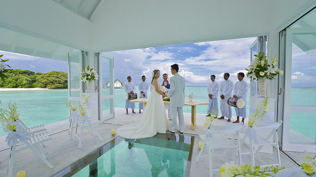 Невероятно! Вижте сватба насред океана!