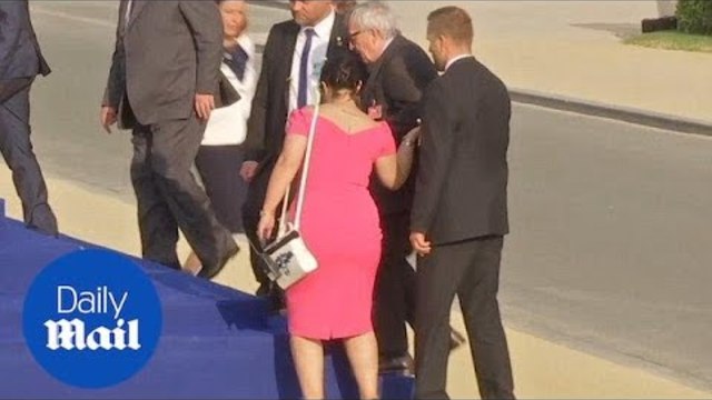 Вижте залитащият Жан-Клод Юнкер Live 2018 Jean-Claude Juncker stumbles and is helped by leaders at NATO gala - Daily Mail